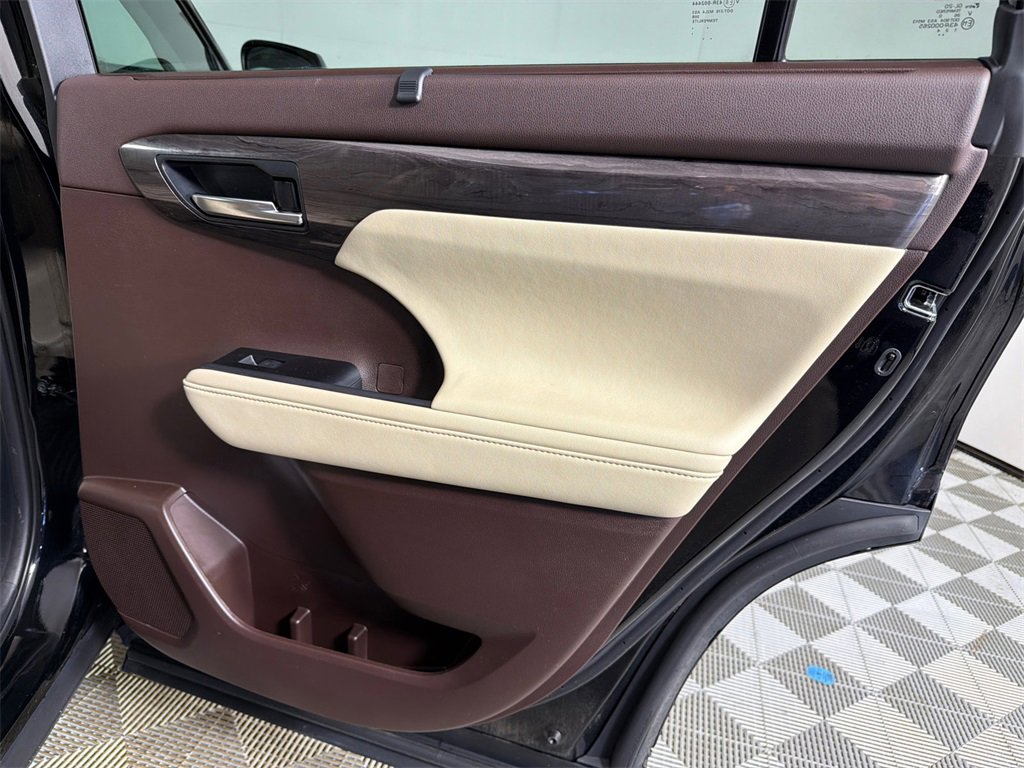 Used 2020 Toyota Highlander Limited image 18