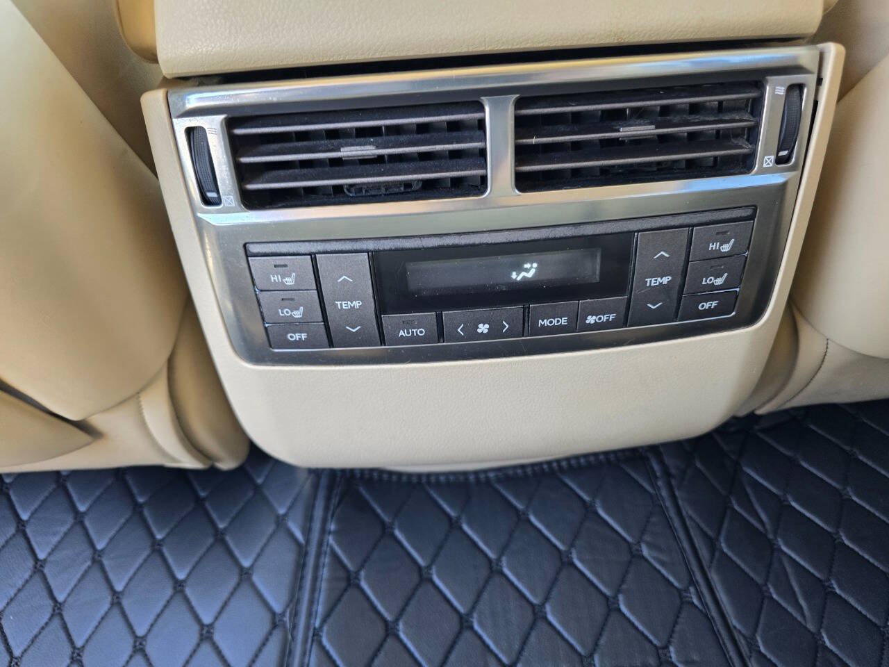Used 2011 Lexus LX 570 4WD image 25