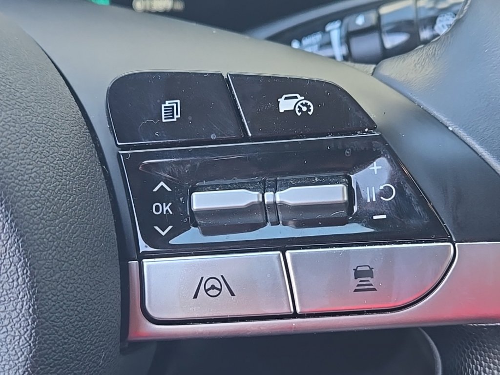 Used 2024 Hyundai Elantra Limited FWD image 18