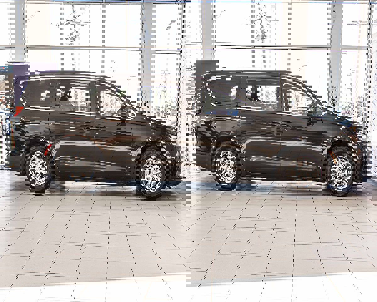 Used 2022 Chrysler Voyager LX image 10