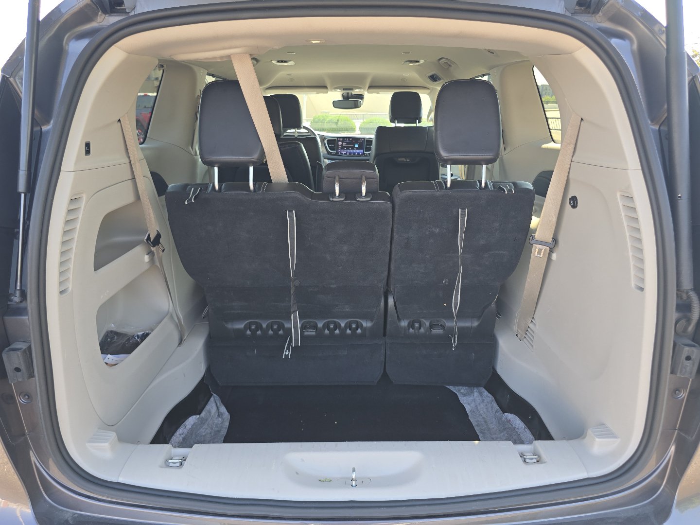 Used 2023 Chrysler Pacifica Touring-L FWD image 25