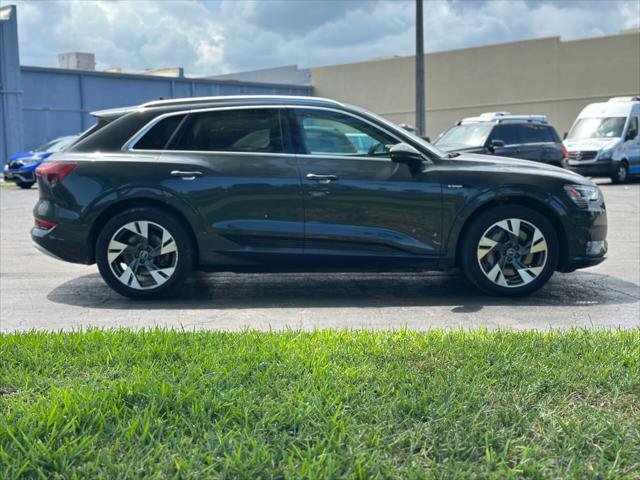 Used 2022 Audi e-tron Premium Plus w/ Premium Plus Package AWD/4WD image 9