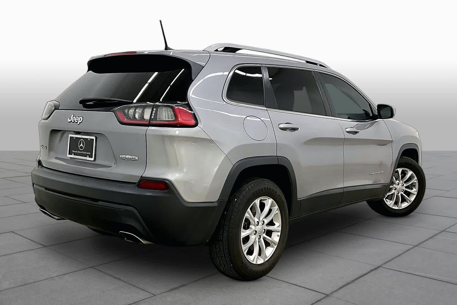 Used 2019 Jeep Cherokee Latitude w/ Cold Weather Group AWD/4WD image 13
