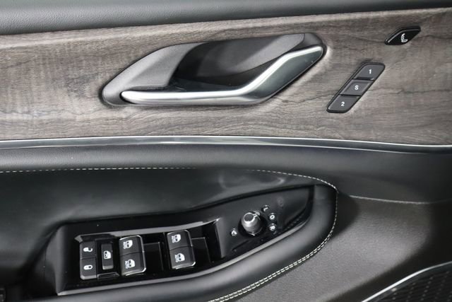 Used 2023 Jeep Grand Cherokee L Overland w/ Luxury Tech Group IV image 23