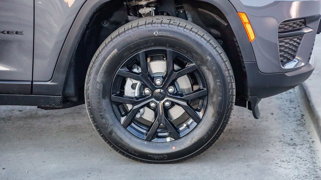 New 2025 Jeep Grand Cherokee Altitude image 11