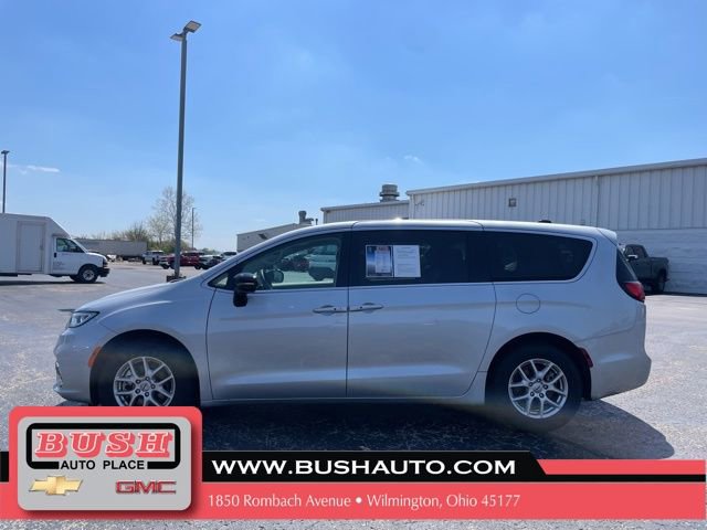 Used 2024 Chrysler Pacifica Touring-L FWD image 4