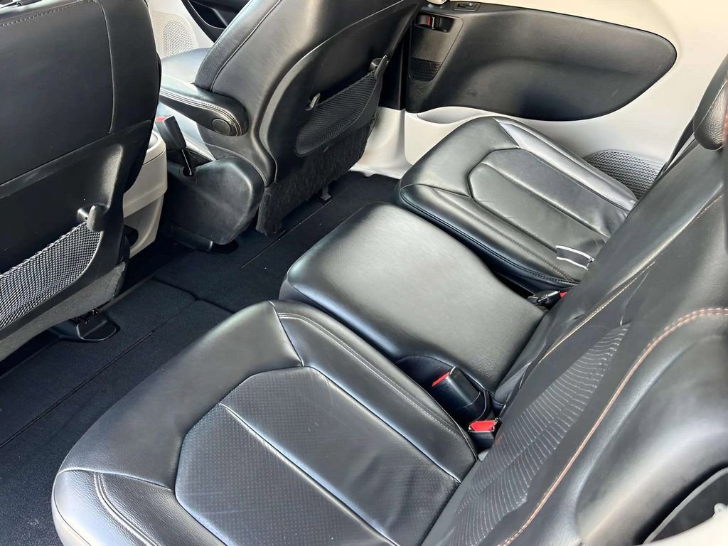 Used 2019 Chrysler Pacifica Touring-L FWD image 11