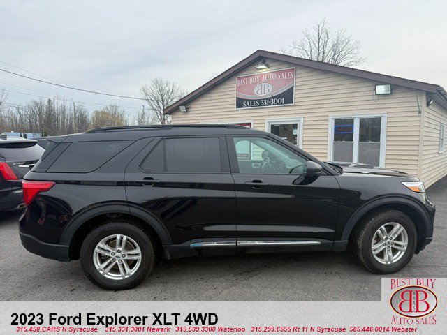 Used 2023 Ford Explorer XLT AWD/4WD image 2
