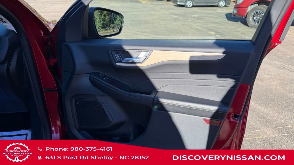 Used 2022 Ford Escape Titanium w/ Titanium Premium Package image 39