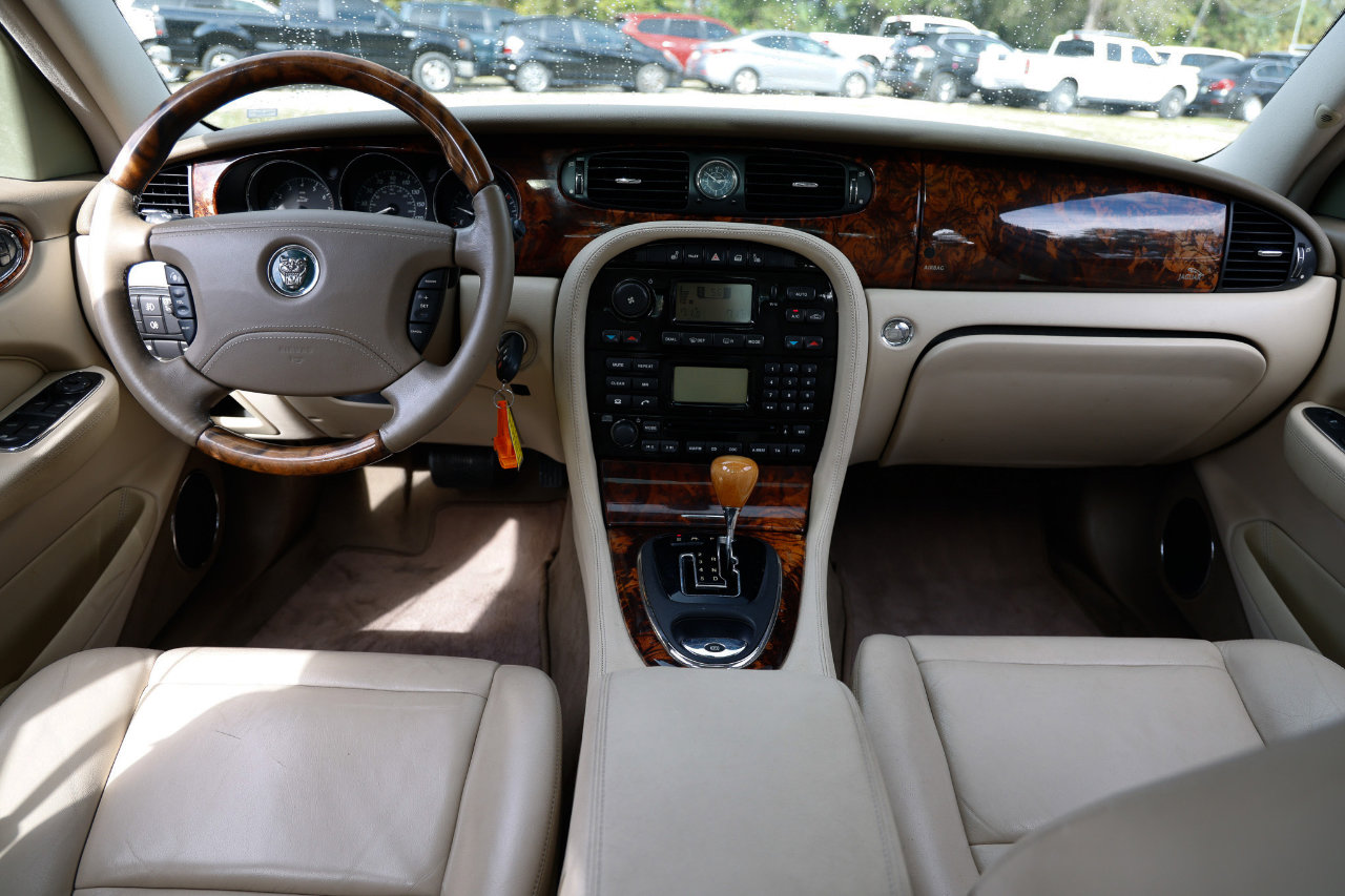 Used 2004 Jaguar XJ8 image 21