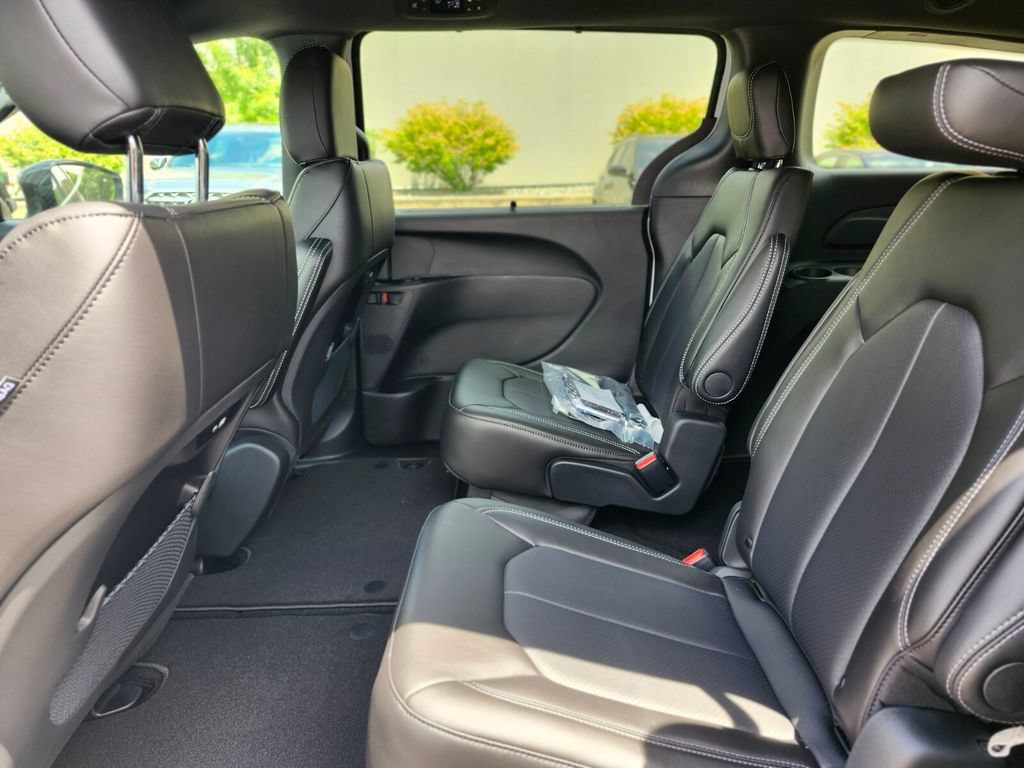 New 2026 Chrysler Pacifica Select w/ S Appearance Package AWD/4WD image 16