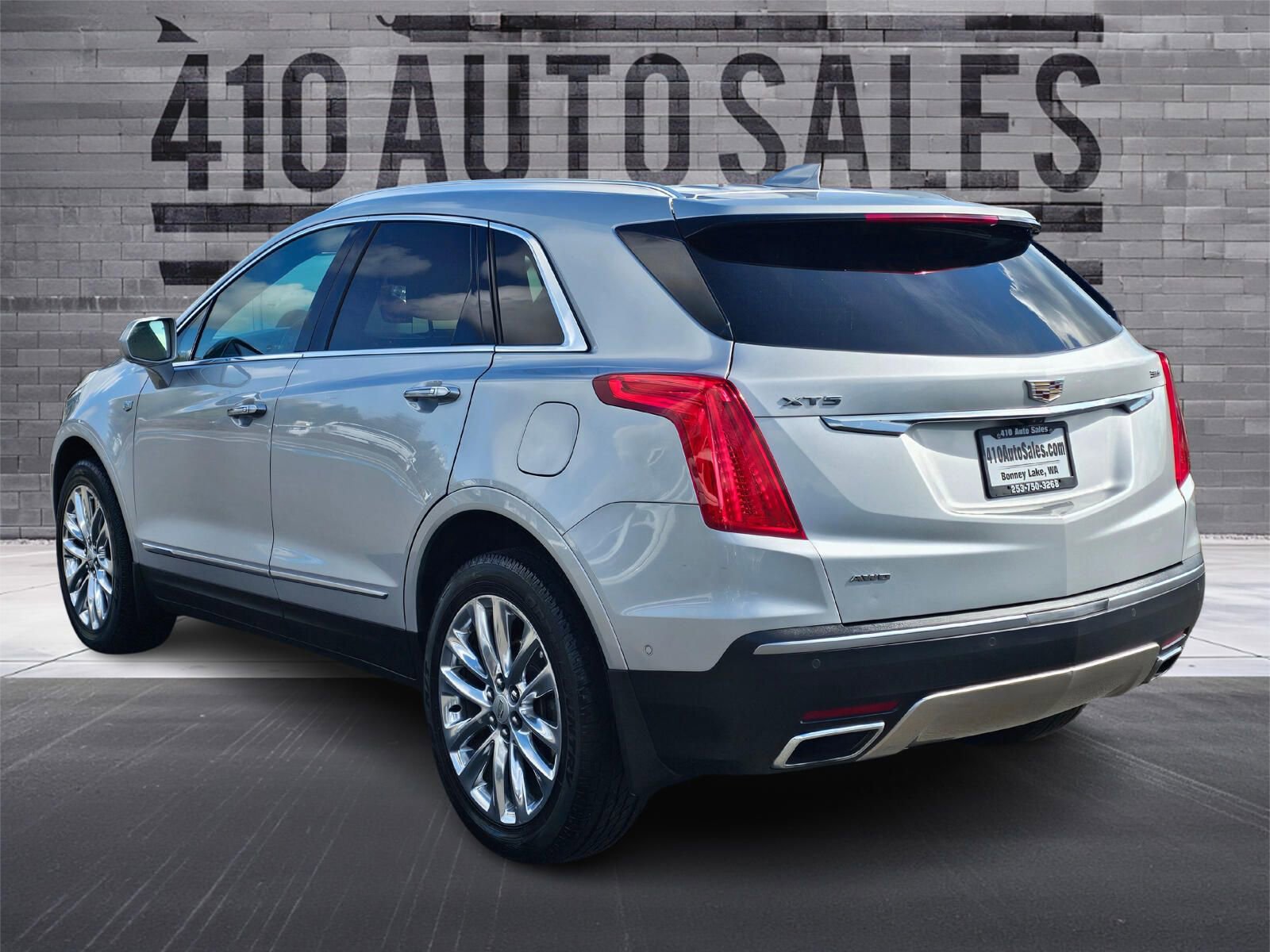 Used 2017 Cadillac XT5 Platinum w/ Driver Assist Package image 8