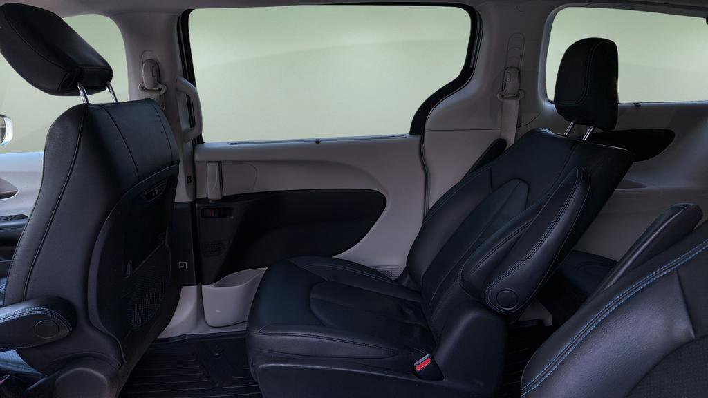 Used 2021 Chrysler Pacifica Touring-L image 14