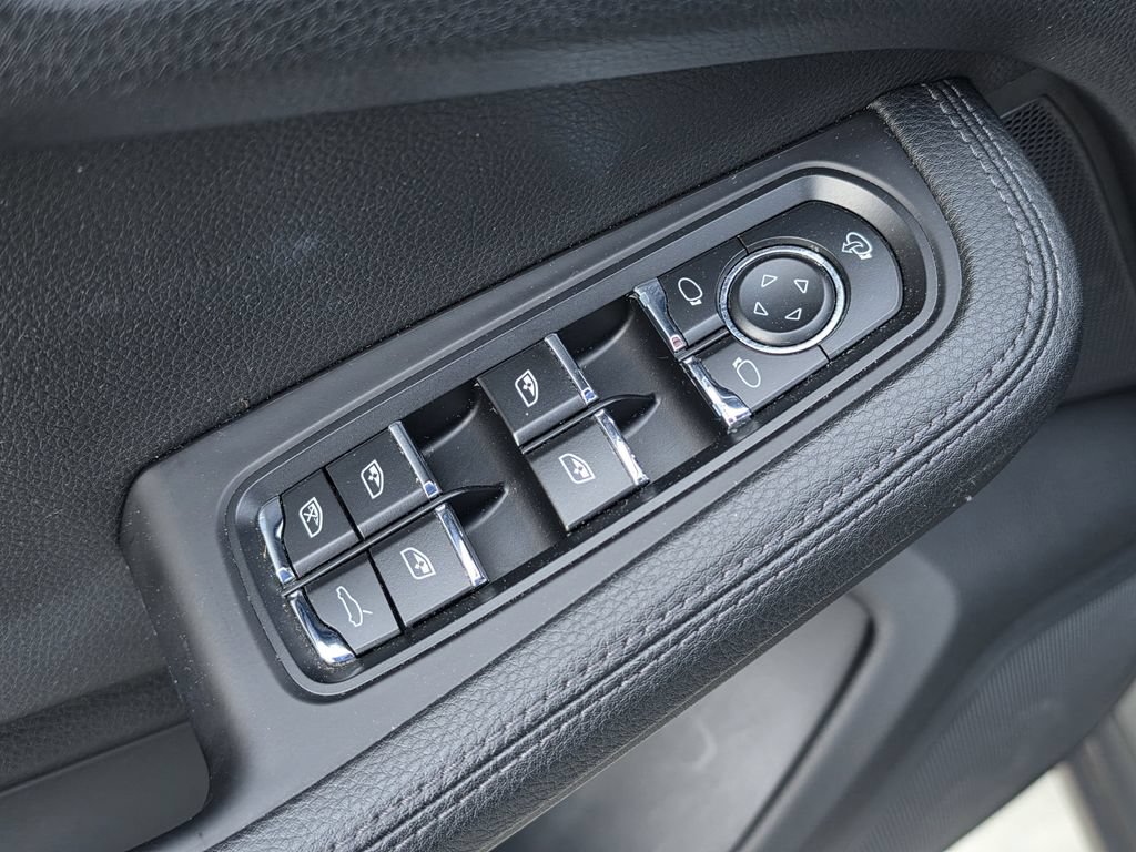 Certified 2023 Porsche Macan AWD/4WD image 19