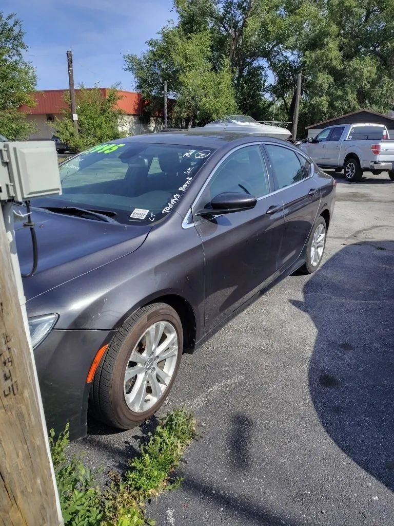 Used 2015 Chrysler 200 Limited w/ Convenience Group FWD image 2