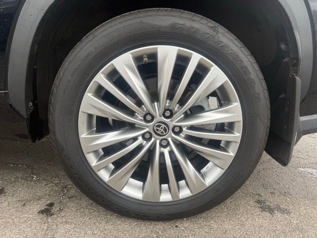 Used 2025 Toyota Highlander Platinum AWD/4WD image 29