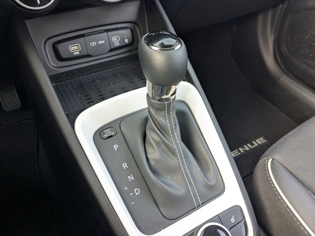 Used 2025 Hyundai Venue Limited image 16