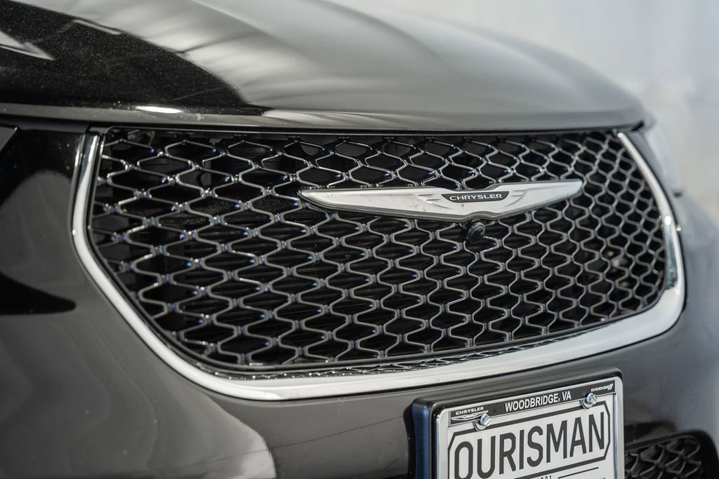 Used 2024 Chrysler Pacifica Touring-L image 13