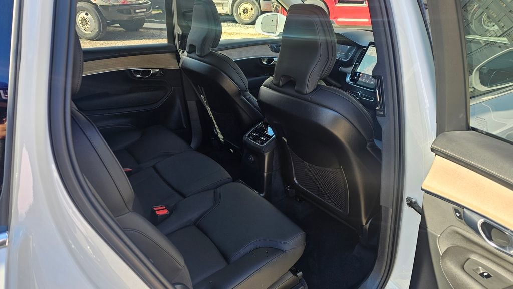 Certified 2025 Volvo XC90 T8 Plus w/ Protection Package Premier image 9