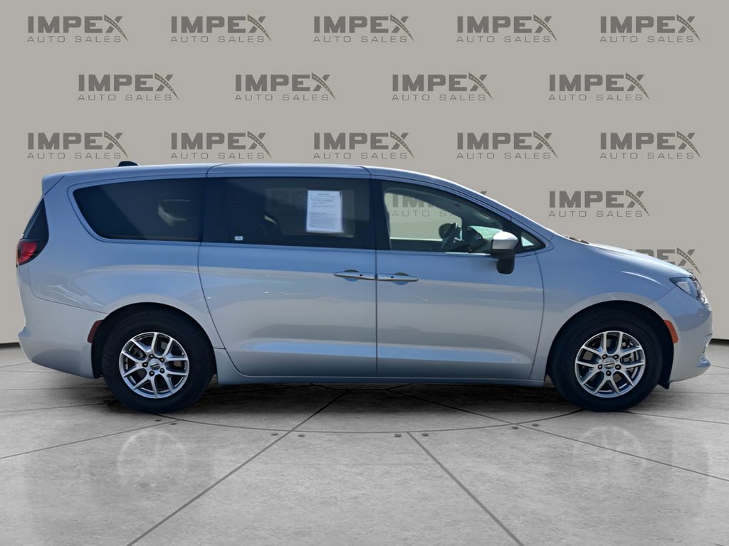Used 2023 Chrysler Voyager LX FWD image 6