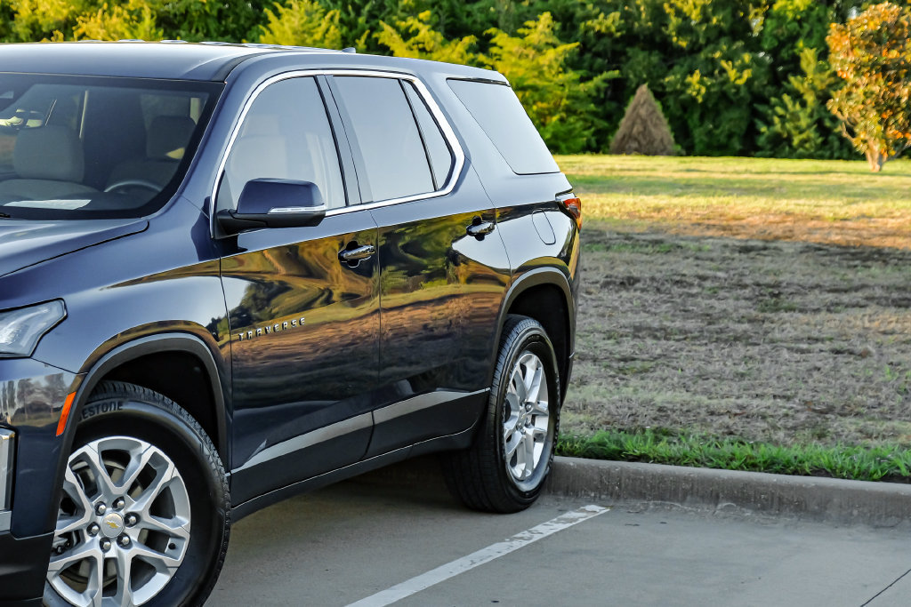 Used 2023 Chevrolet Traverse LS w/ Safety Package FWD image 8