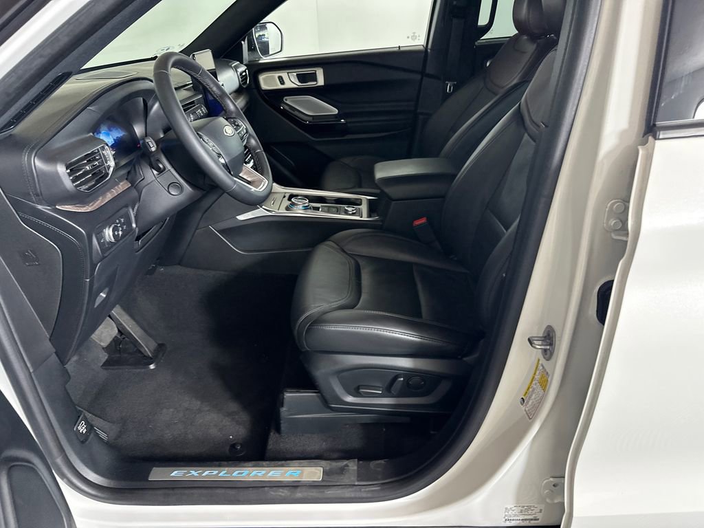 Used 2022 Ford Explorer Platinum w/ Equipment Group 601A AWD/4WD image 9