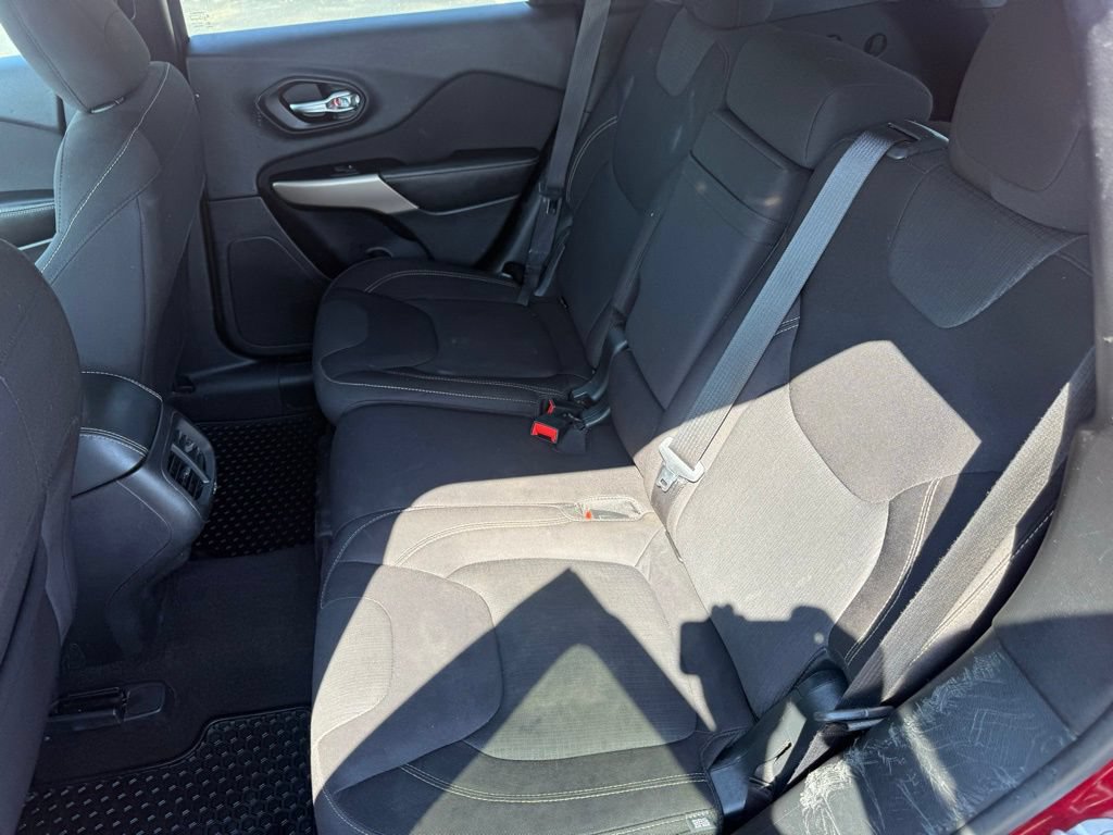 Used 2017 Jeep Cherokee Latitude w/ Cold Weather Group AWD/4WD image 33