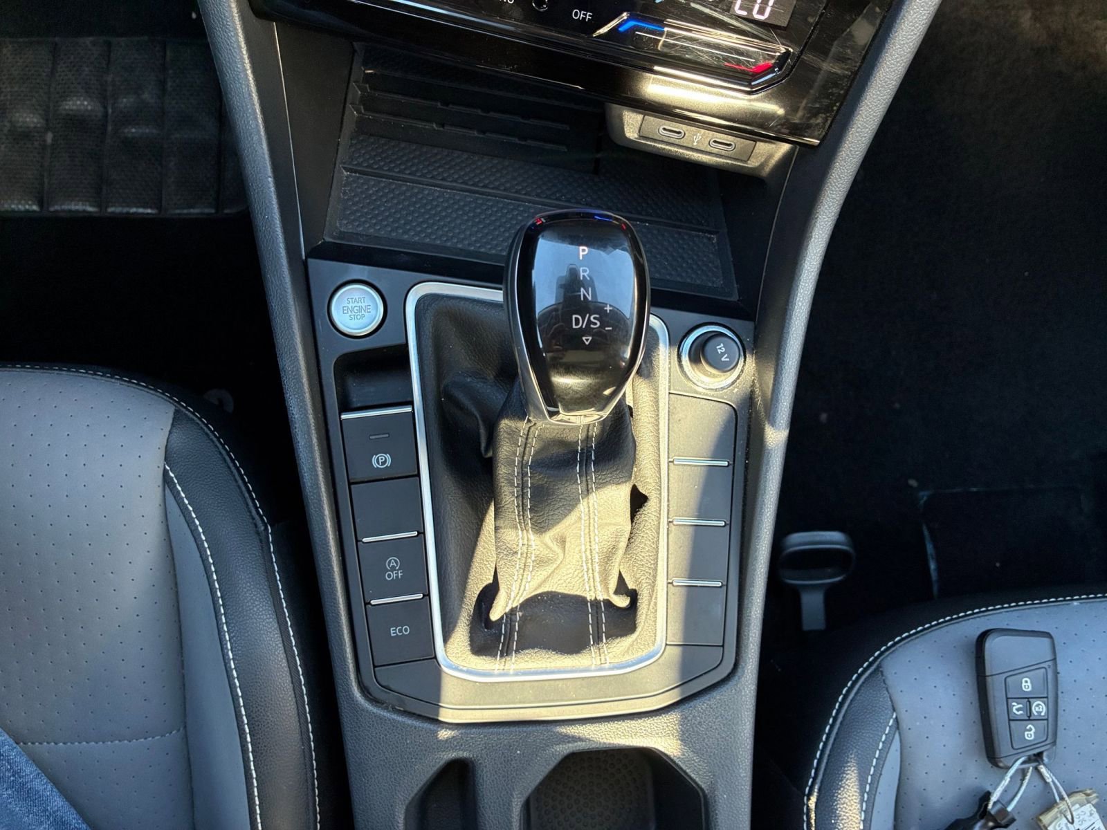 Used 2025 Volkswagen Jetta SE image 40