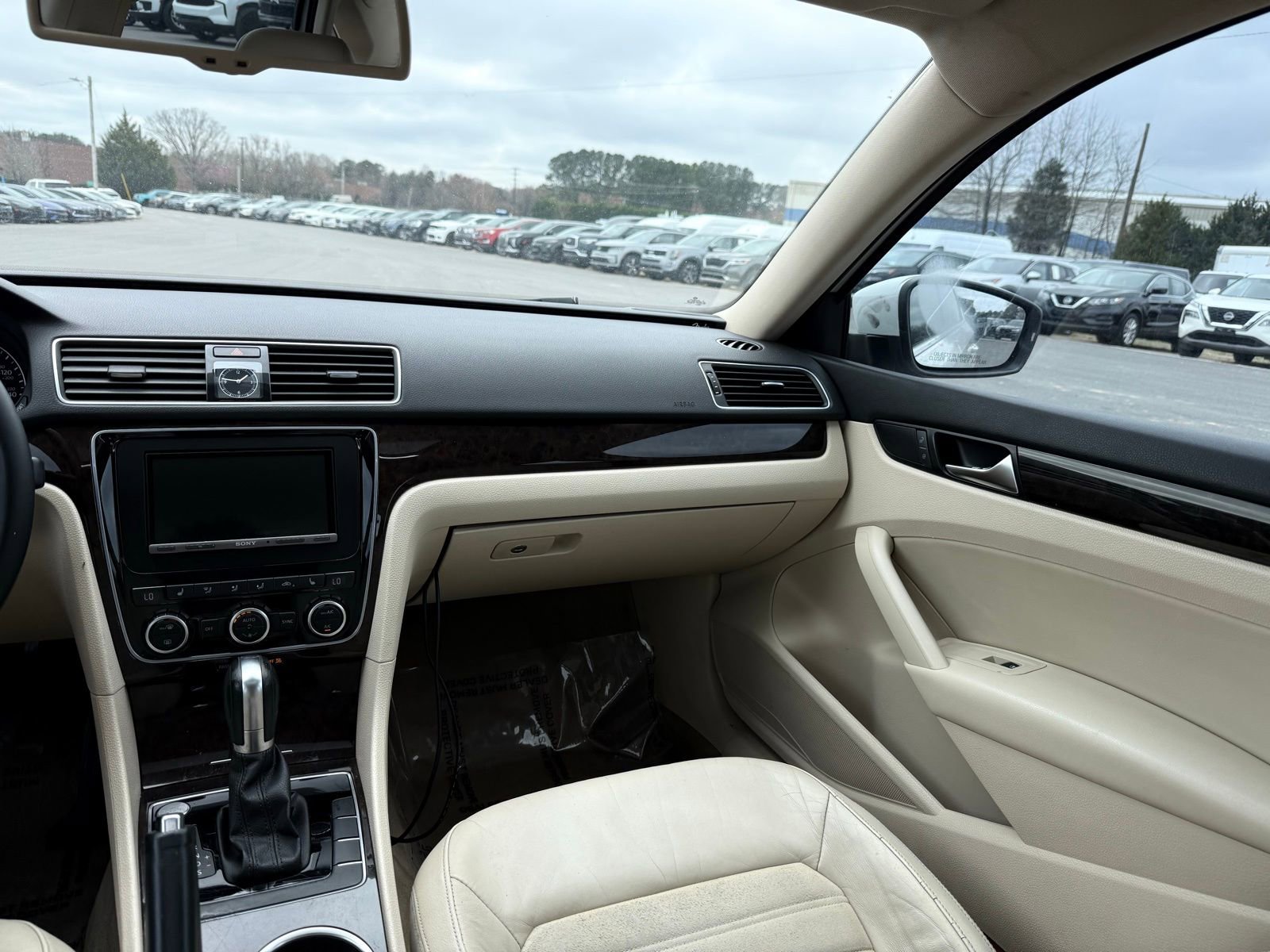 Used 2014 Volkswagen Passat 1.8T SEL Premium image 31