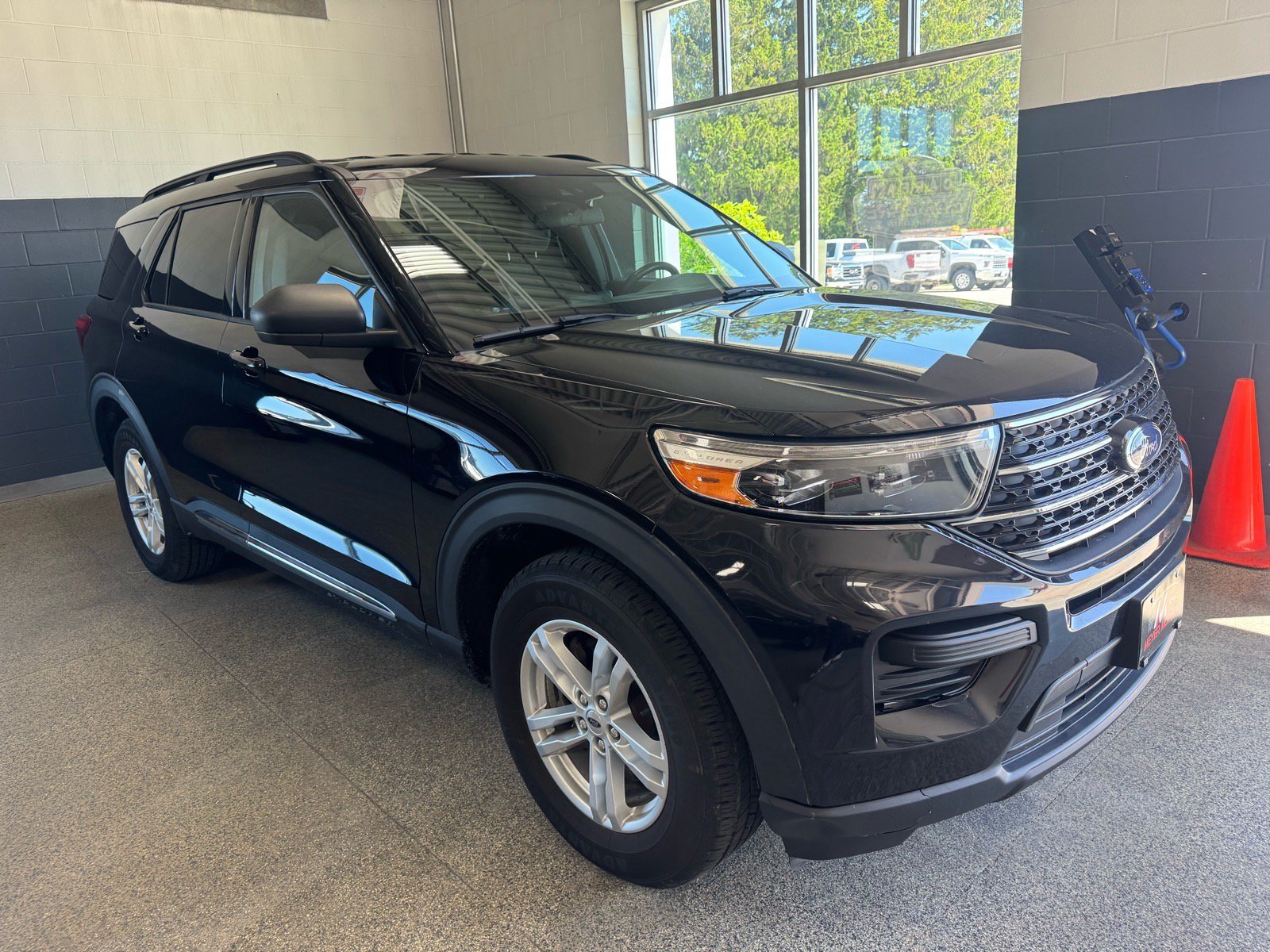 Used 2020 Ford Explorer XLT w/ Comfort Package AWD/4WD image 3