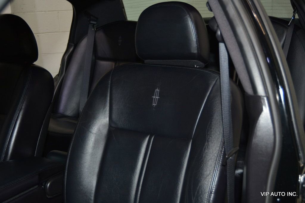 Used 2005 Lincoln Town Car Signature Limited image 13
