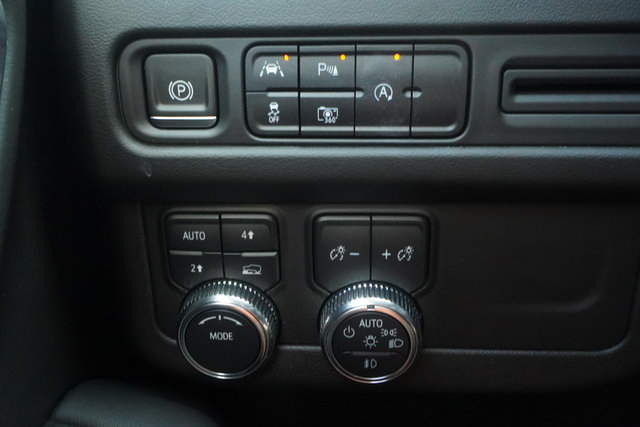 Used 2023 GMC Yukon SLT w/ SLT Premium Package AWD/4WD image 10