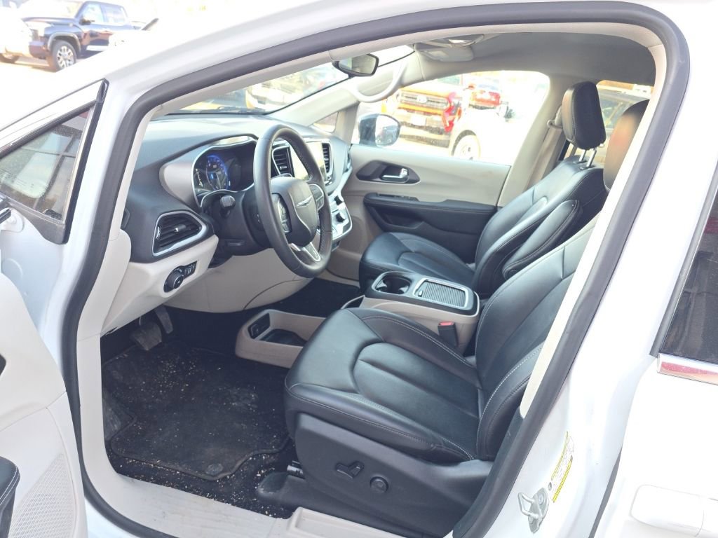 Used 2024 Chrysler Pacifica Touring-L image 13