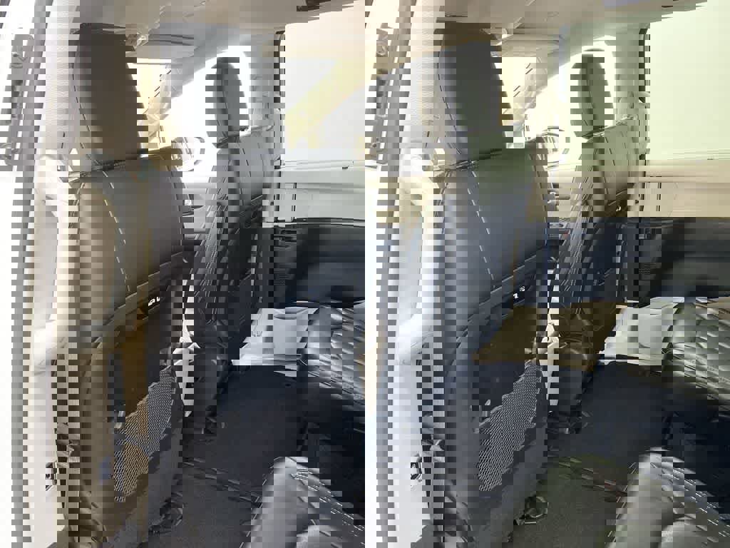 Used 2023 Chrysler Pacifica Touring-L image 14