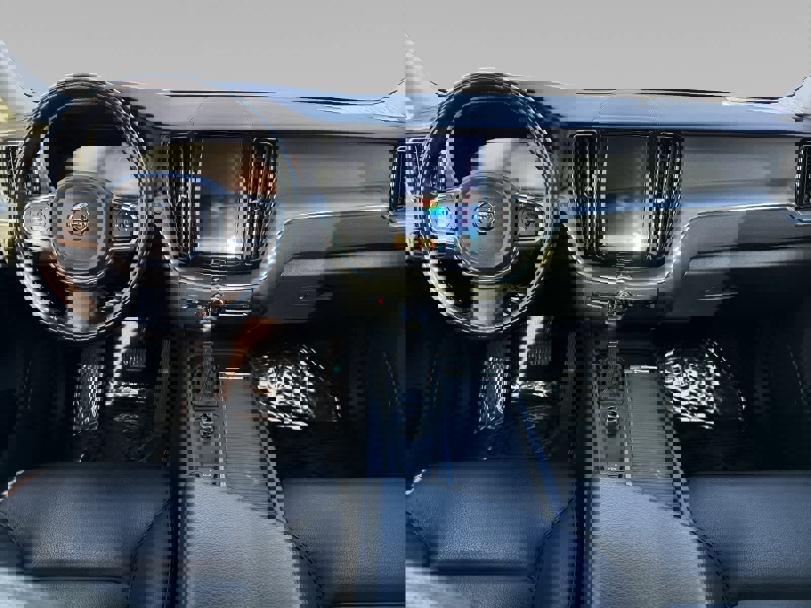 Used 2018 Volvo XC60 T5 Momentum w/ Vision Package image 11