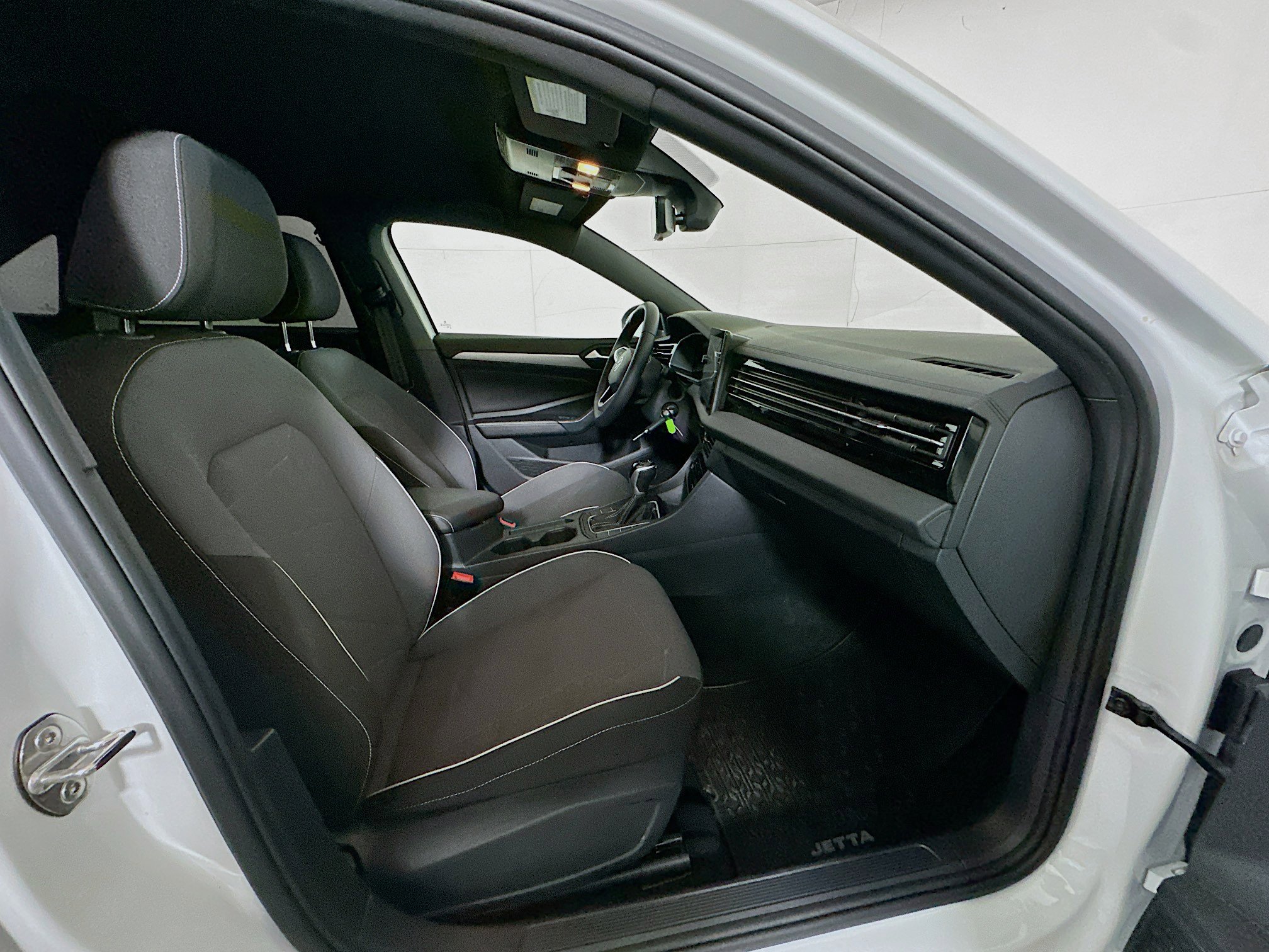 Used 2025 Volkswagen Jetta Sport image 29