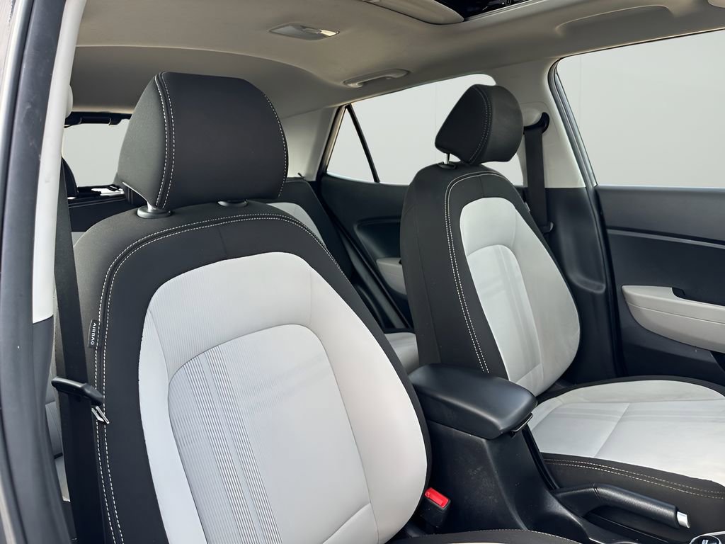 Used 2024 Hyundai Venue SEL image 28