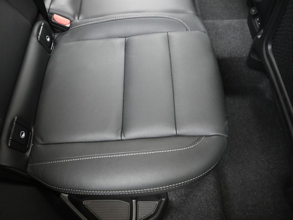 Certified 2025 Volvo XC40 B5 Core image 16