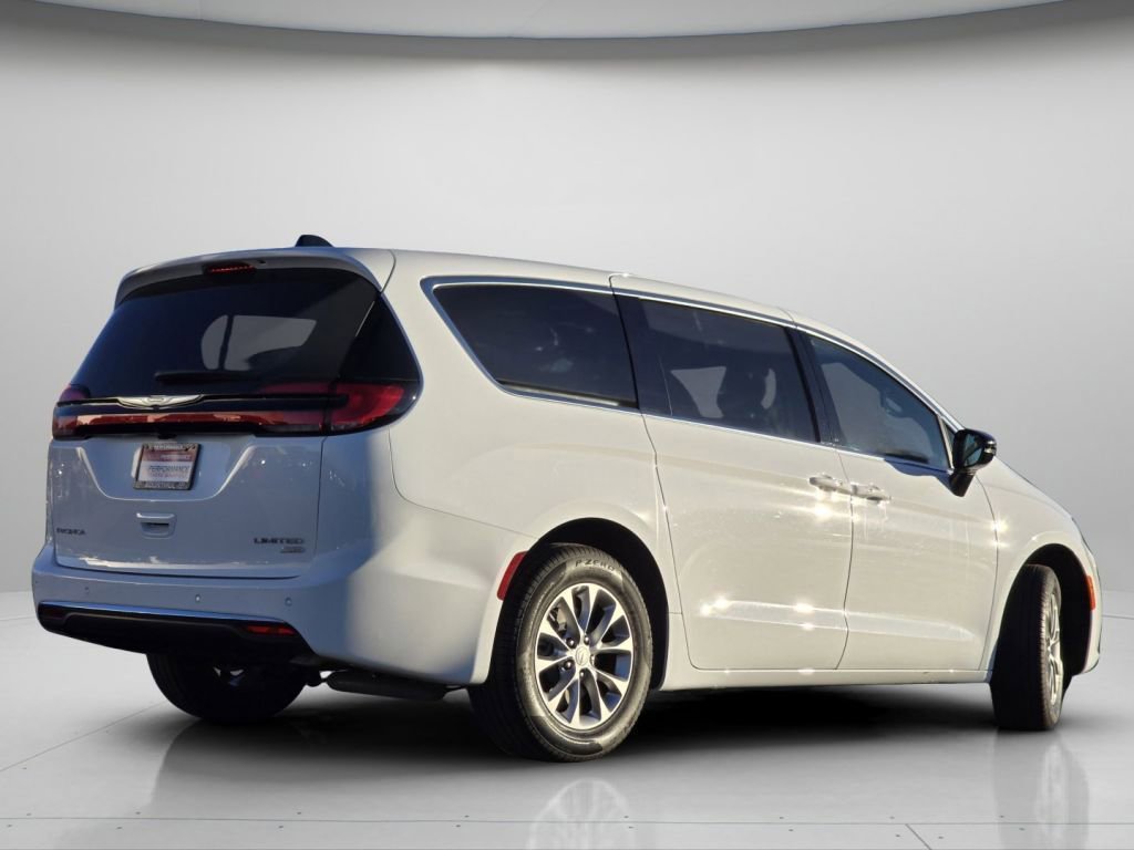 Used 2026 Chrysler Pacifica Limited image 23