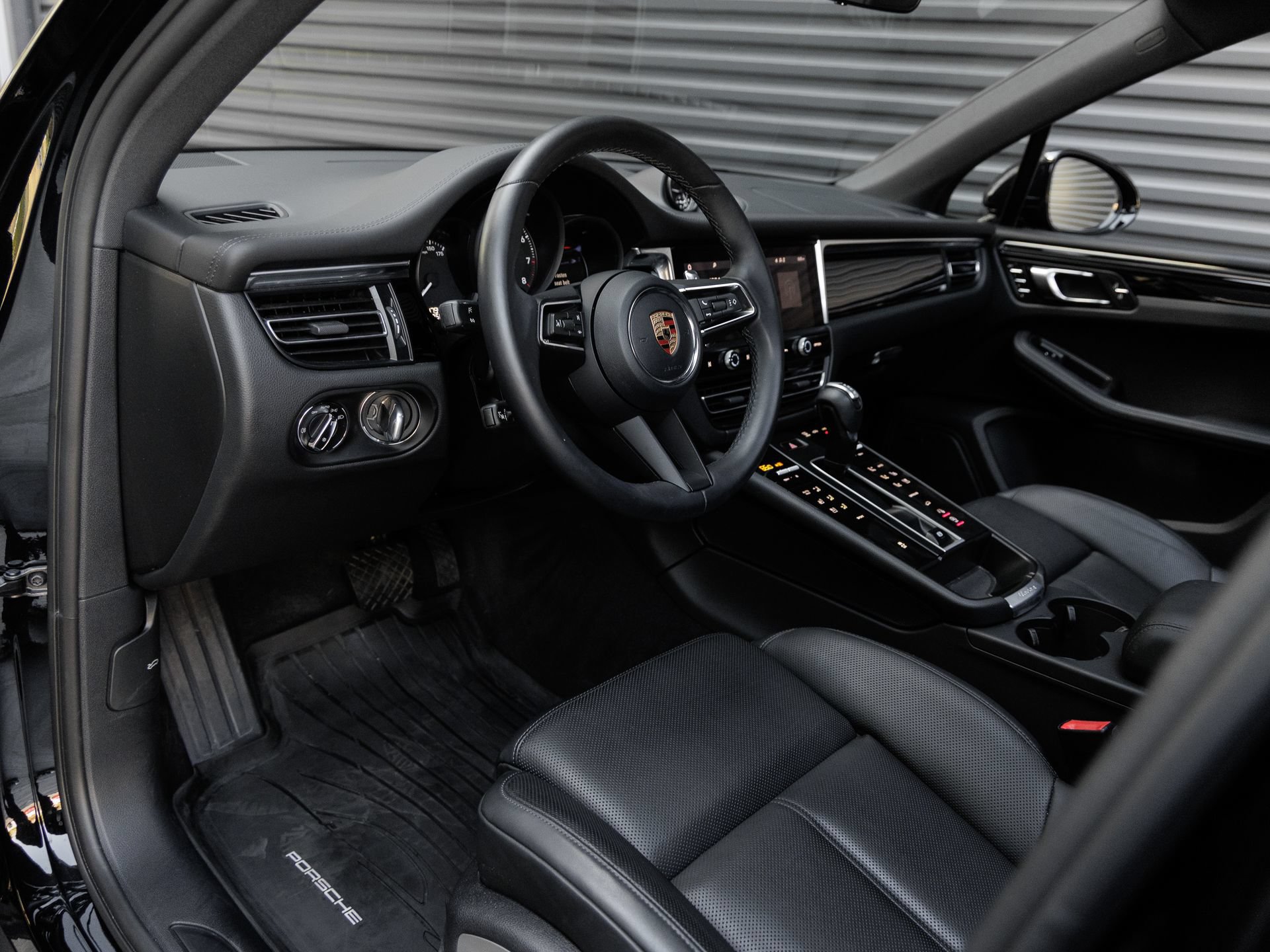 Certified 2025 Porsche Macan AWD/4WD image 4