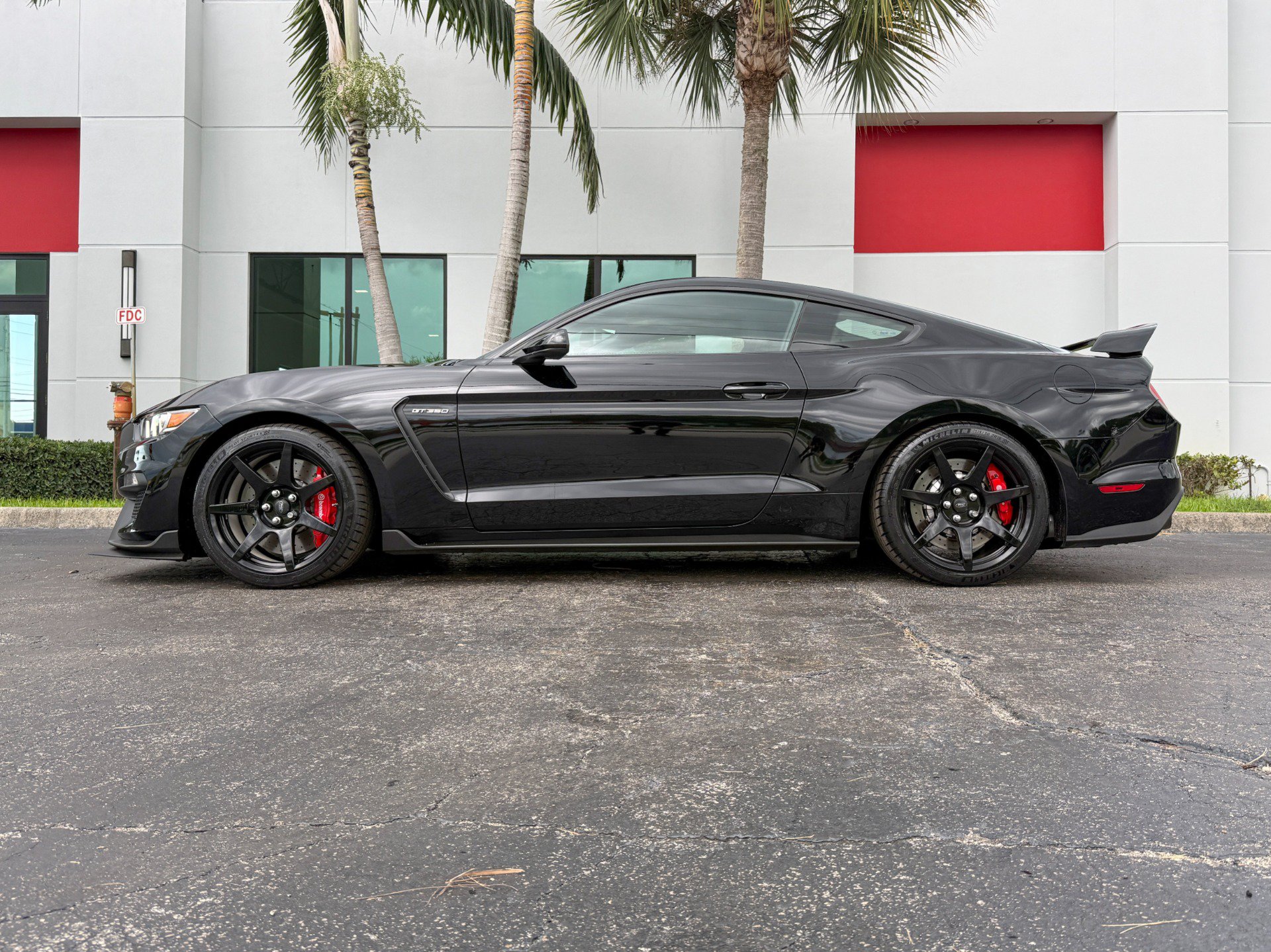 Used 2017 Ford Mustang Shelby GT350R w/ GT350R Equipment Group 920A RWD image 13