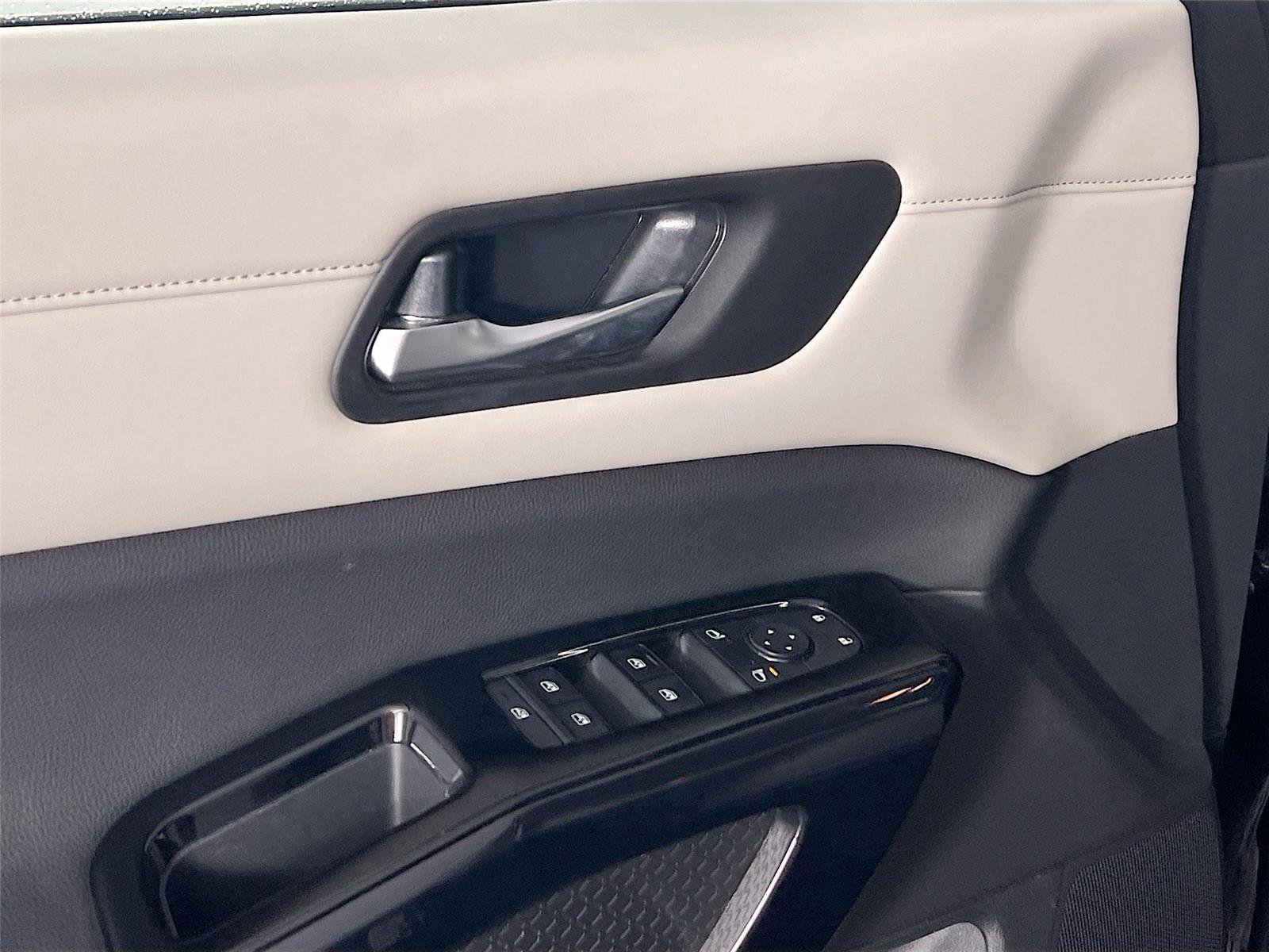 Used 2022 Nissan Pathfinder SV w/ SV Premium Package image 18