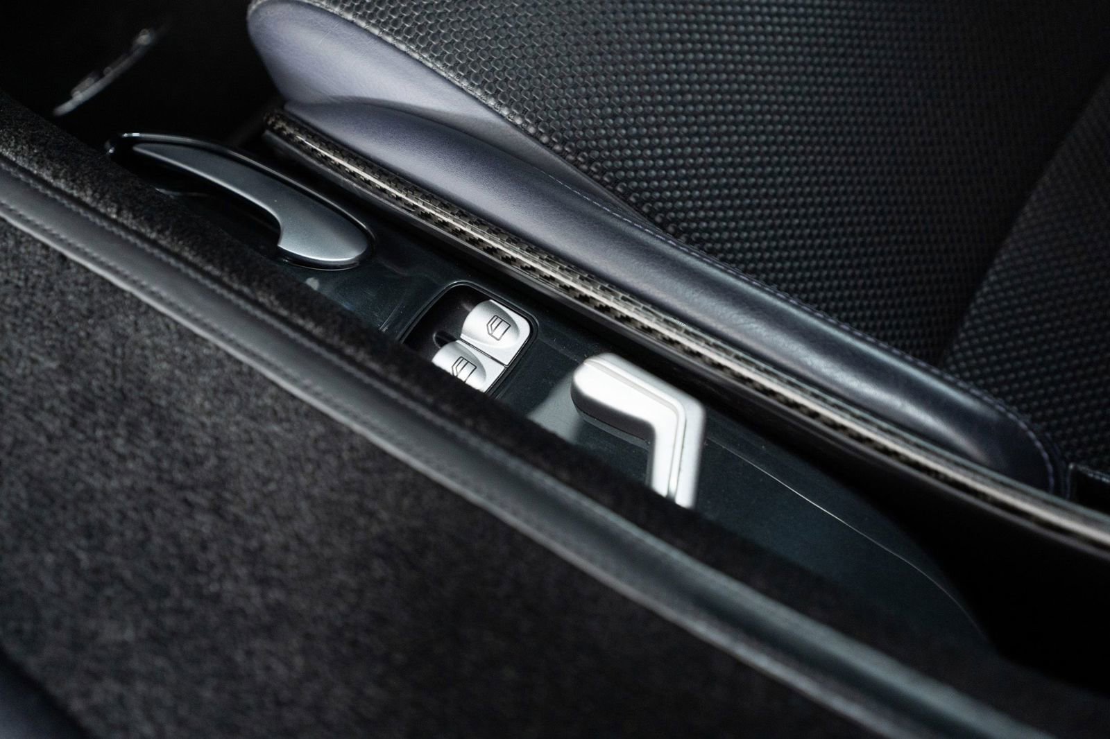 Used 2008 Mercedes-Benz SLR image 26