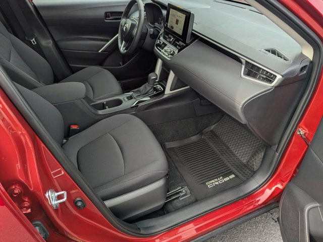 Used 2025 Toyota Corolla Cross LE image 12
