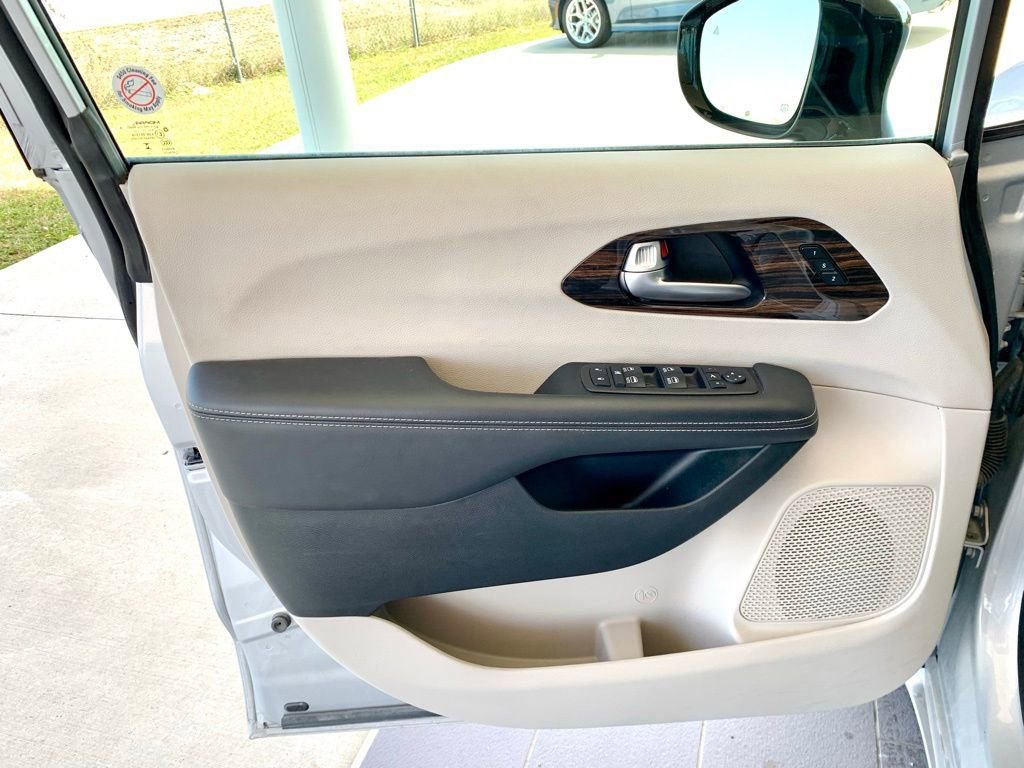 Used 2024 Chrysler Pacifica Limited image 10