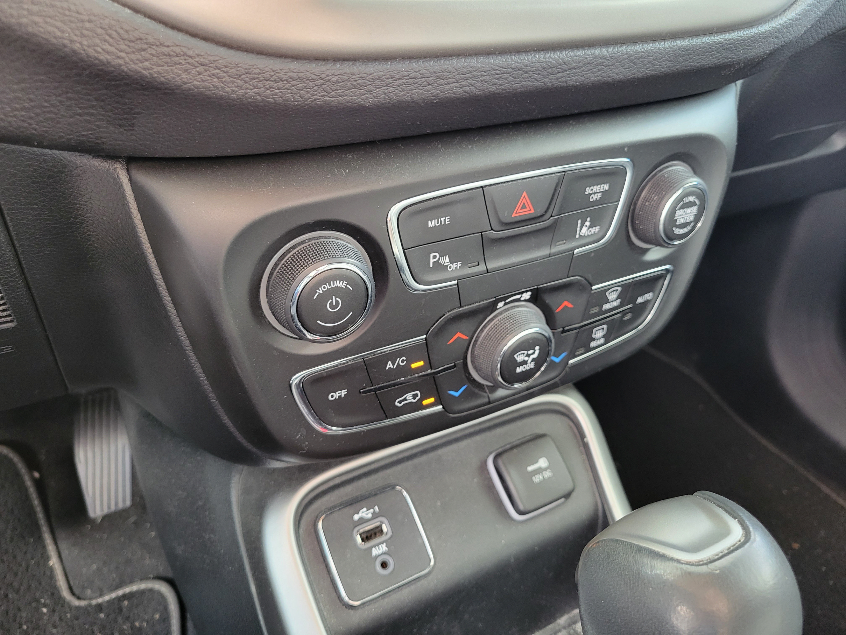 Certified 2021 Jeep Compass Latitude w/ Sun and Sound Group FWD image 18