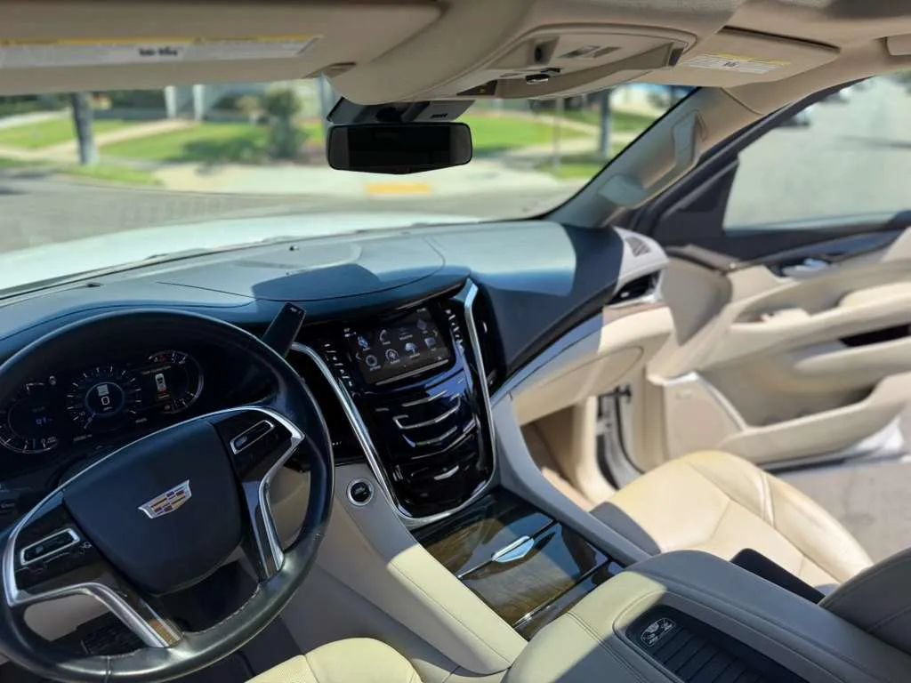 Used 2020 Cadillac Escalade Luxury RWD image 4