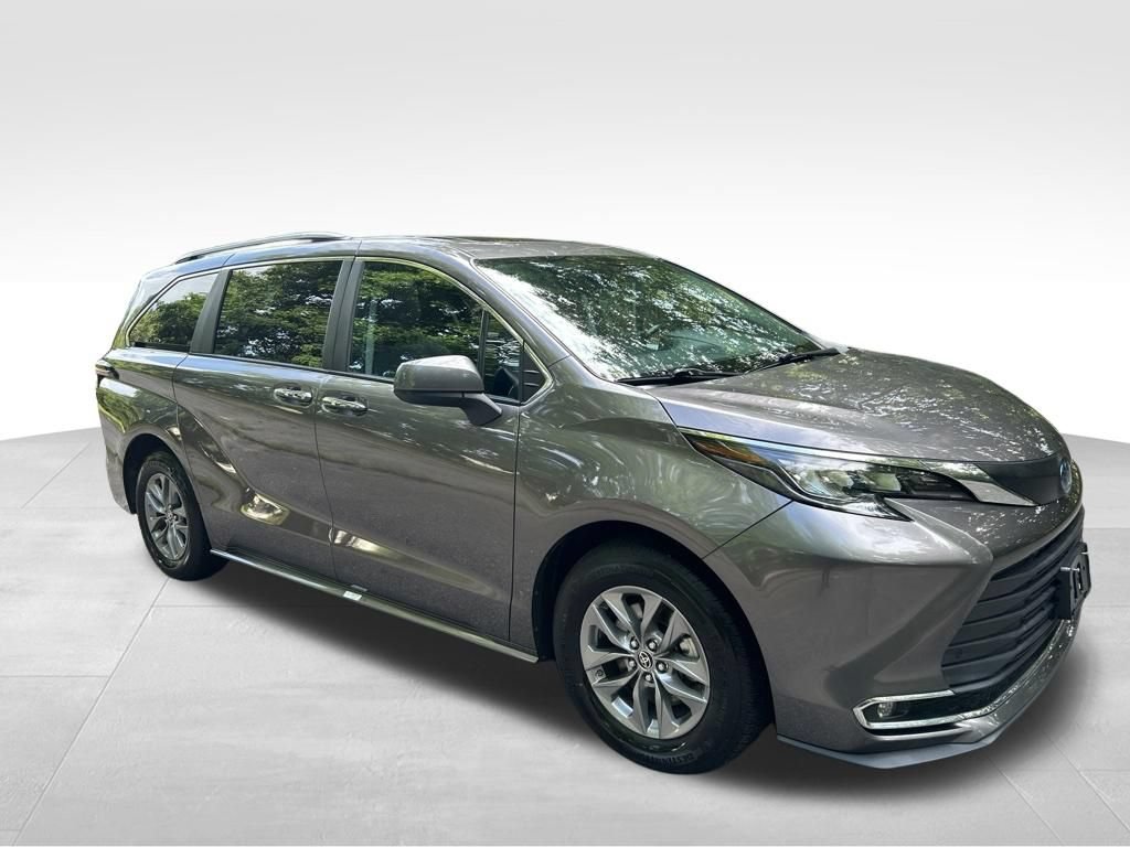 Used 2024 Toyota Sienna XLE FWD image 8