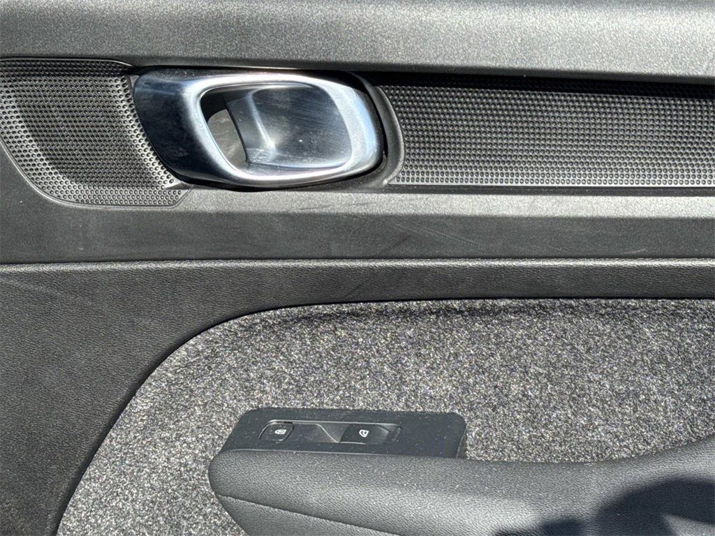 Used 2024 Volvo XC40 B5 Plus image 23