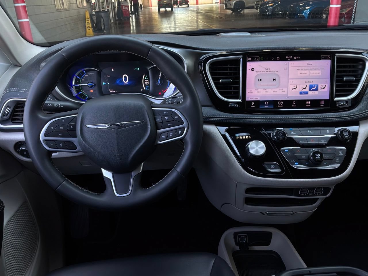 Used 2023 Chrysler Pacifica Touring-L FWD image 16